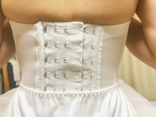 ウエディングドレスのコルセットがきつい写真