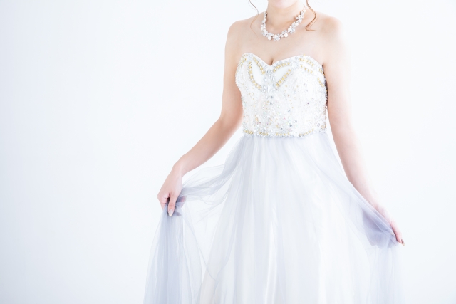 白いドレスを着た女性 dress