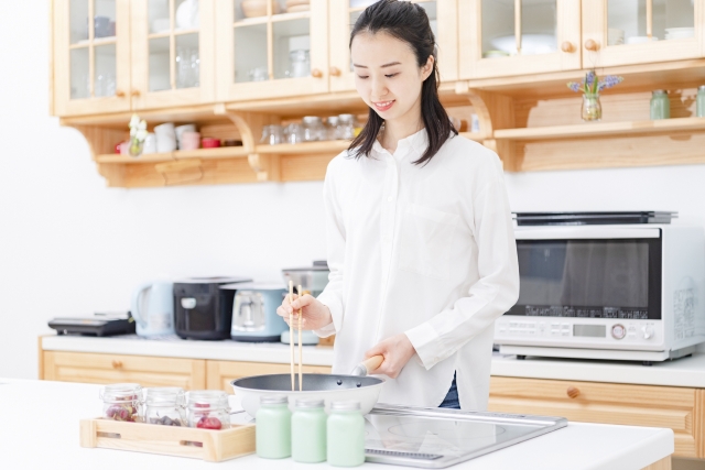 料理をする女子