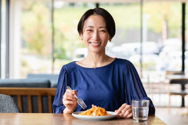 カフェで昼食を食べるミドルの女性