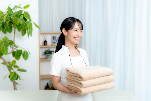 エステティシャンの若い女性