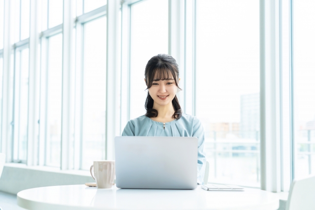 オンラインで英会話の勉強をする女性