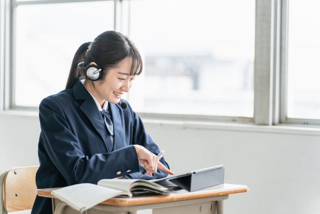 オンラインで英会話の勉強をする女性