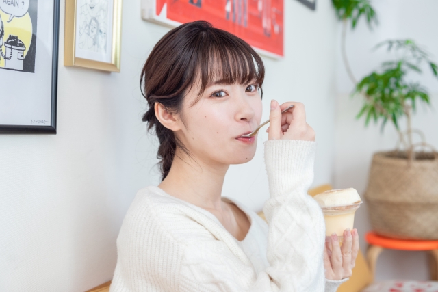 デザートを食べる女性