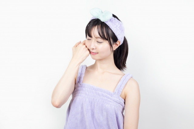 肌の調子を確かめている女性　美容、美肌のイメージ