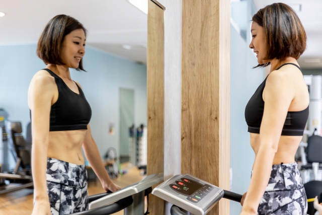 体幹を鍛える女性