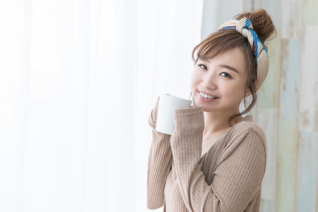 温かい飲み物を飲む女性
