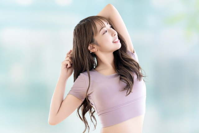 ピラティスをする女性