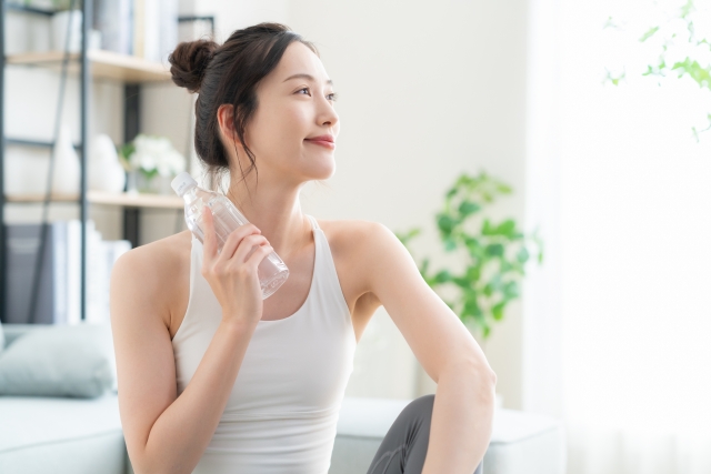 ピラティスをする女性