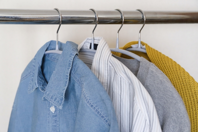 ハンガーラックのかかった洋服