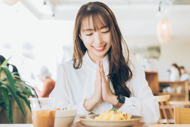 いただきますをする女性