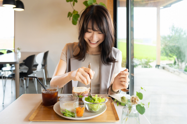 食事をする女性