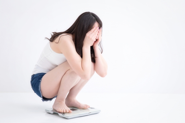 体重増えてがっかりする女性