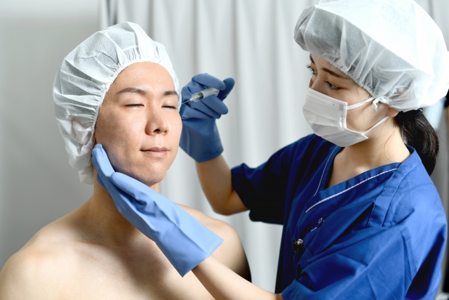 整形をする男性