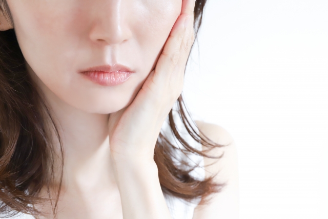 肌を気にする女性