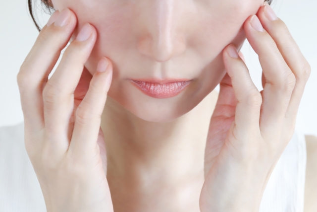 肌を気にする女性