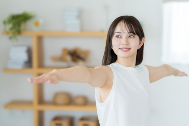 運動をする女性