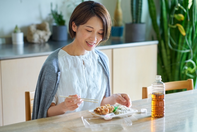 自宅で食事をする女性