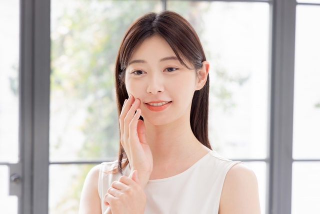 にきびを気にする女性