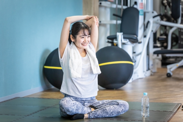 ストレッチをする女性