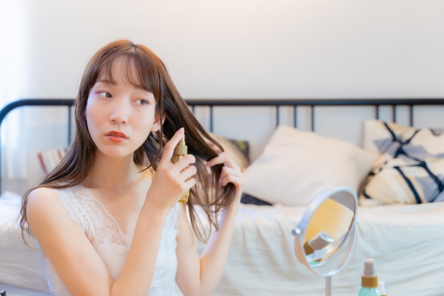 ヘアミストで髪をサラサラにする女性
