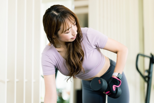 筋トレを始める女性
