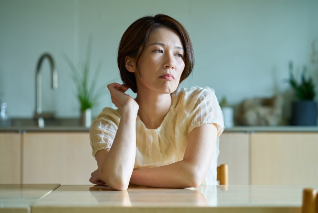 悩む女性
