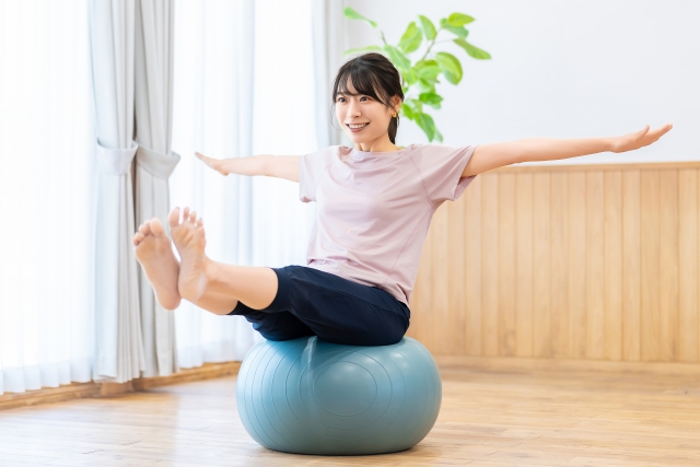 バランスボールの乗る女性