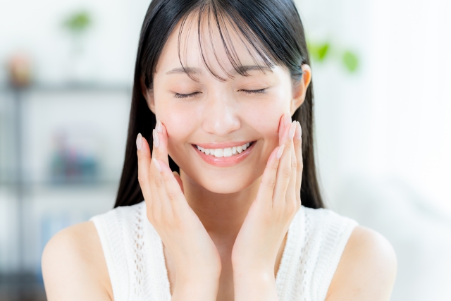 ハンドプレスをする女性