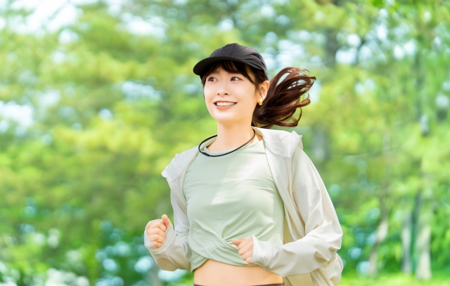 ランニングをする女性