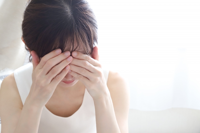 悩む女性