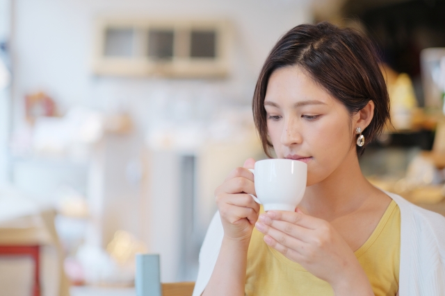 コーヒーを飲む女性