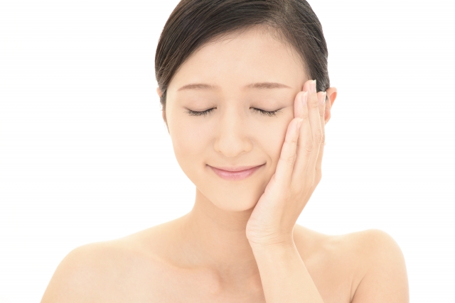 フェイスケアをする女性