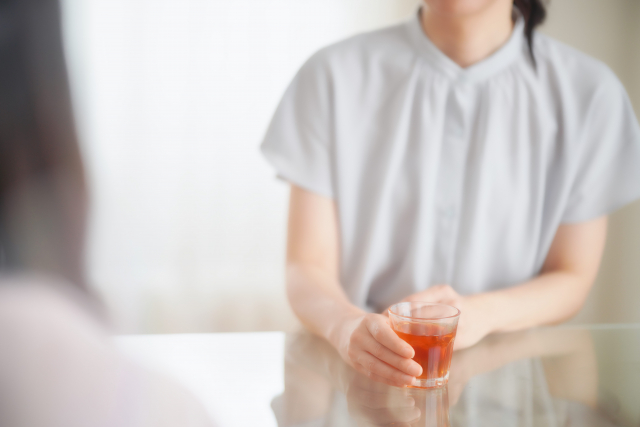 お茶を飲む女性