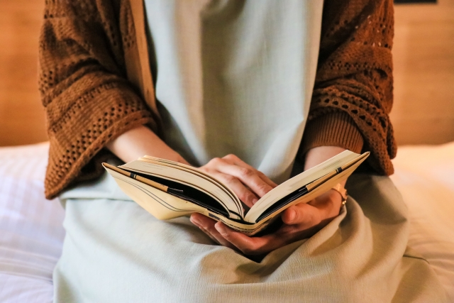 夜　女性　一人