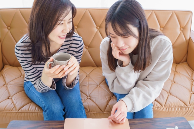 お茶を飲む女性