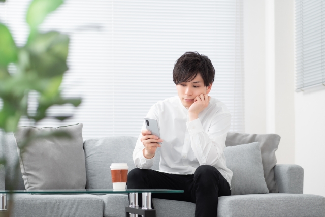 スマホを眺める男性