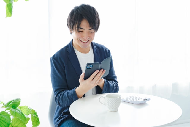 スマホを見る男性