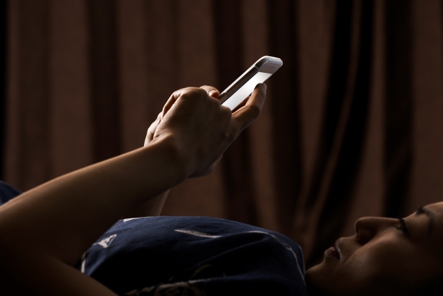 夜　女性　一人