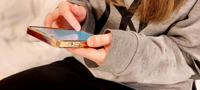 スマホを操作する女性