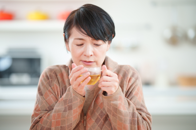 お茶を飲む女性