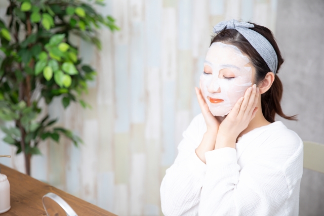シートマスクを利用する女性
