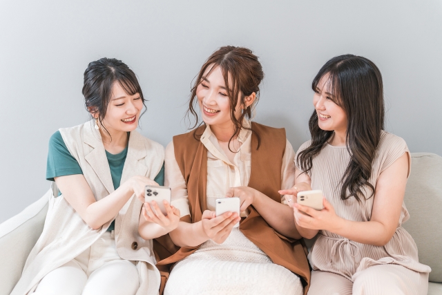 仲間で盛り上がる女性たち