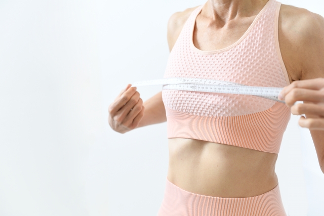 バストケアをする女性