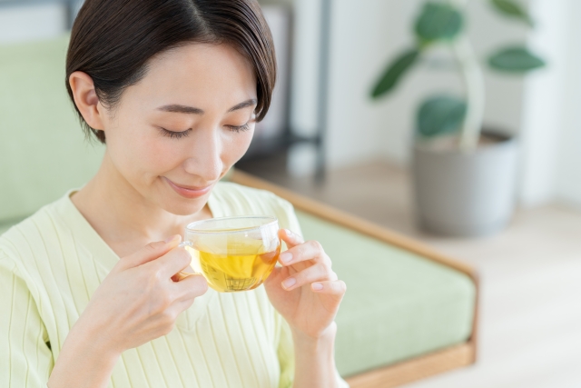 お茶を飲む女性
