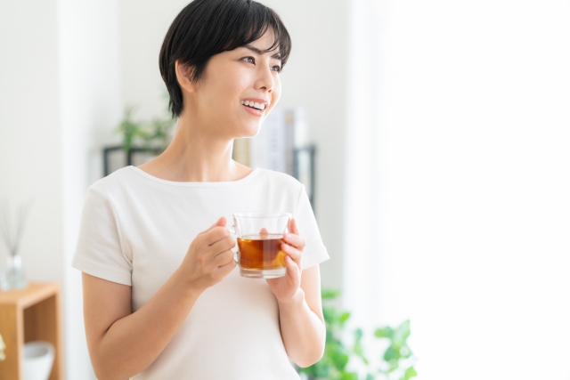 お茶を飲む女性