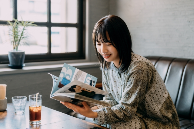 雑誌を見る女性