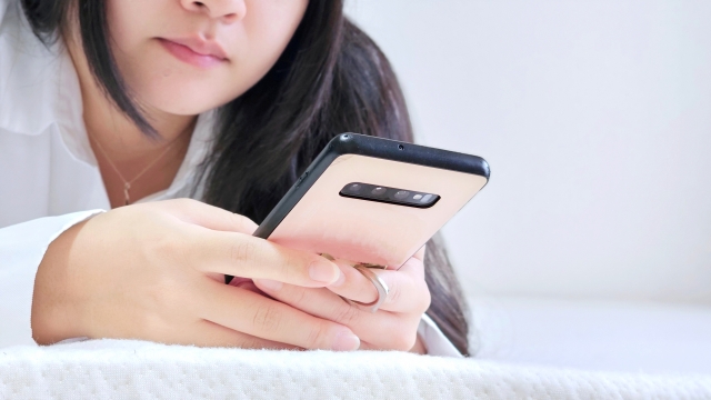 スマホを見る女性