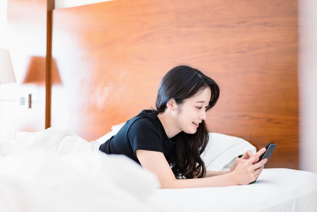 スマホを見る女性