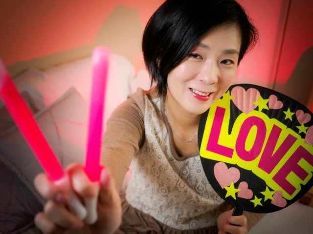 推し活する女性